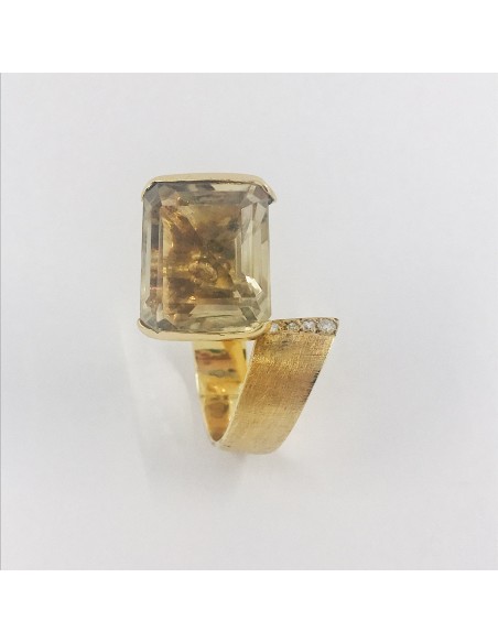 Anillo de oro con topacio y diamantes.