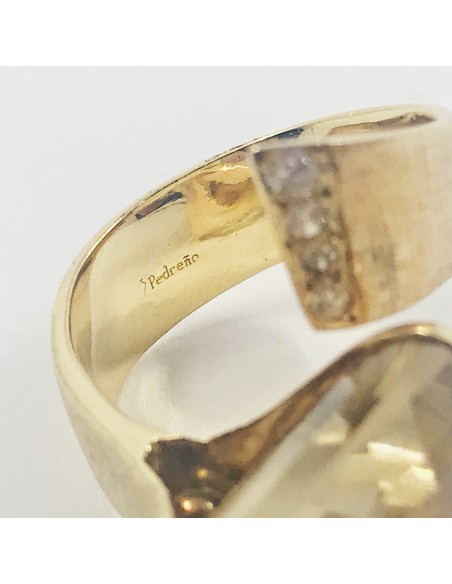Anillo de oro con topacio y diamantes.