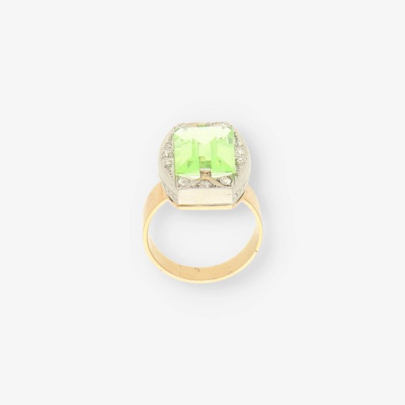 Anillo oro y piedra verde