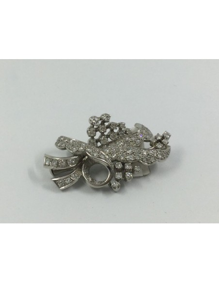 Broche en oro blanco cuajado de brillantes.