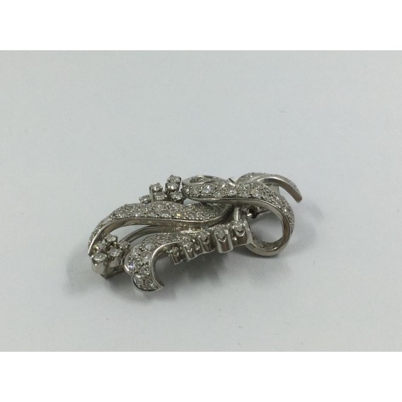 Broche en oro blanco cuajado de brillantes.