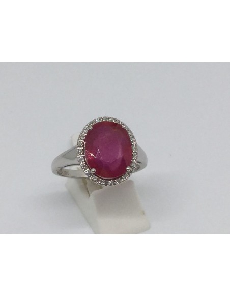 Sortija en oro blanco con piedra de color rodeada de brillantes