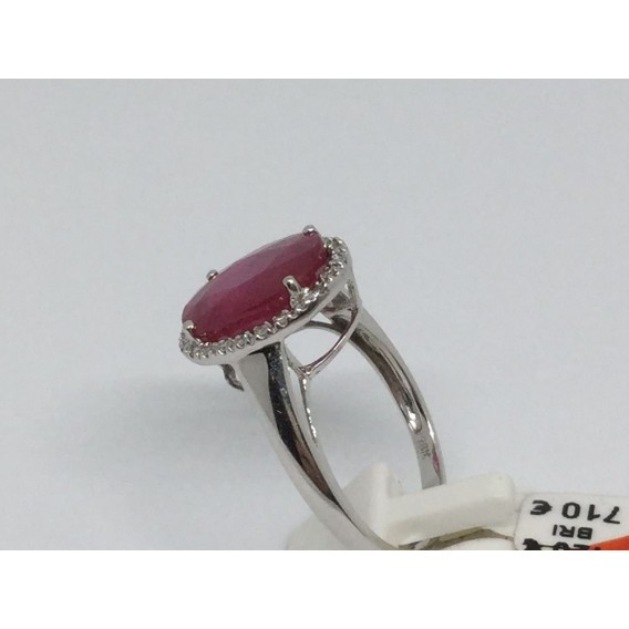 Sortija en oro blanco con piedra de color rodeada de brillantes