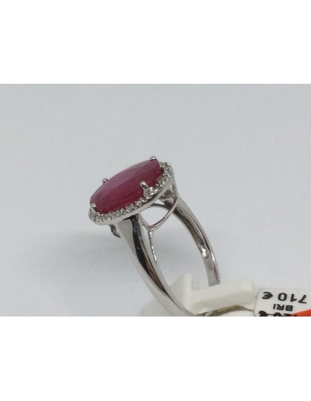 Sortija en oro blanco con piedra de color rodeada de brillantes