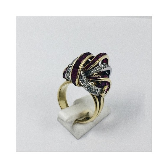 Anillo de oro blanco y amarillo, brillantes y rubÃ­es