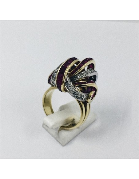 Anillo de oro blanco y amarillo, brillantes y rubÃ­es