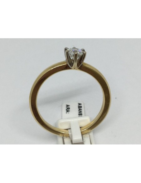 Sortija solitario de oro amarillo y brillante