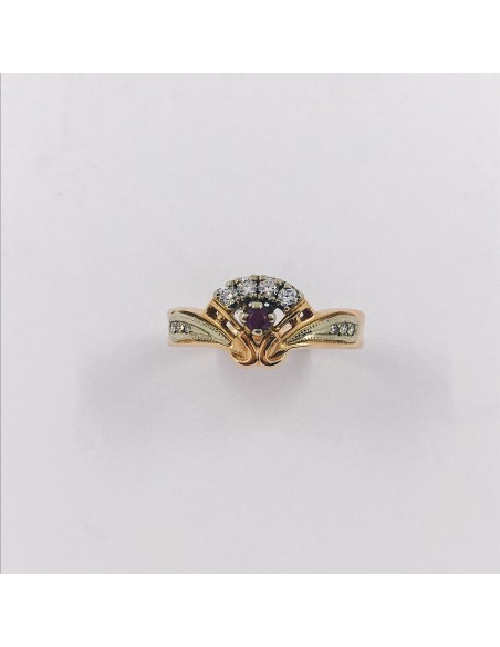 Anillo en oro rosa con brillantes y piedra roja.