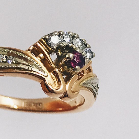 Anillo en oro rosa con brillantes y piedra roja.