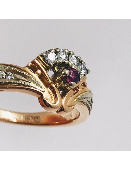 Anillo en oro rosa con brillantes y piedra roja.