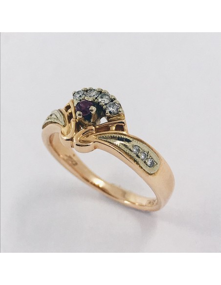 Anillo en oro rosa con brillantes y piedra roja.