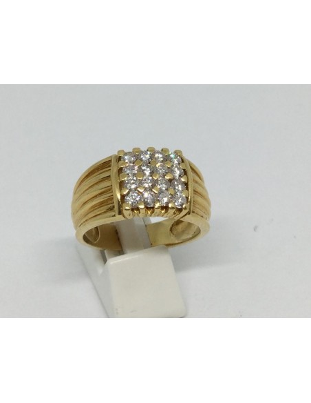 Sortija de oro con centro de brillantes