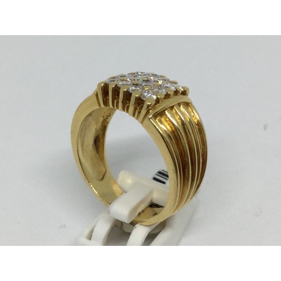 Sortija de oro con centro de brillantes