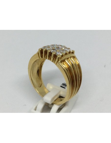 Sortija de oro con centro de brillantes