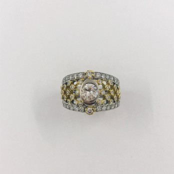 Anillo en oro blanco y amarillo con brillantes.