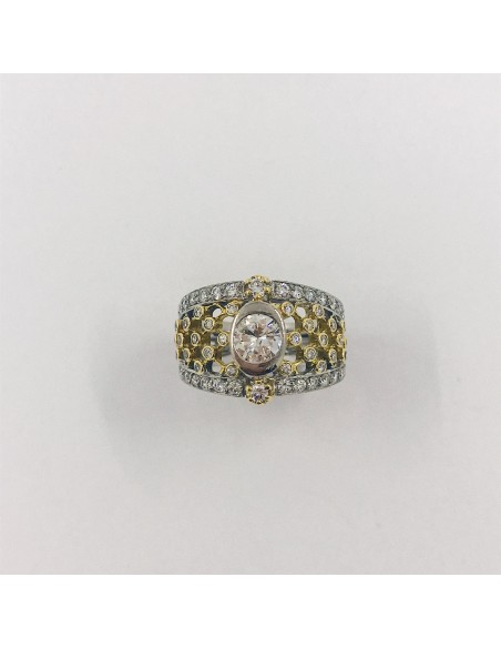 Anillo en oro blanco y amarillo con brillantes.