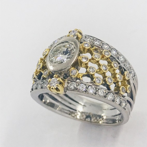 Anillo en oro blanco y amarillo con brillantes.