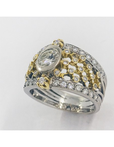 Anillo en oro blanco y amarillo con brillantes.