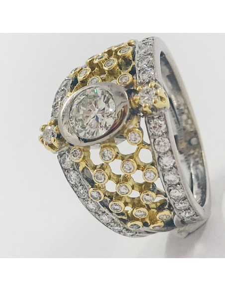 Anillo en oro blanco y amarillo con brillantes.