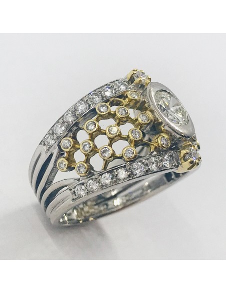 Anillo en oro blanco y amarillo con brillantes.