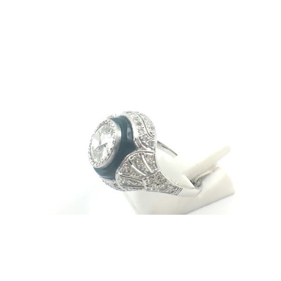 Anillo con gran brillante central de 3 qt.