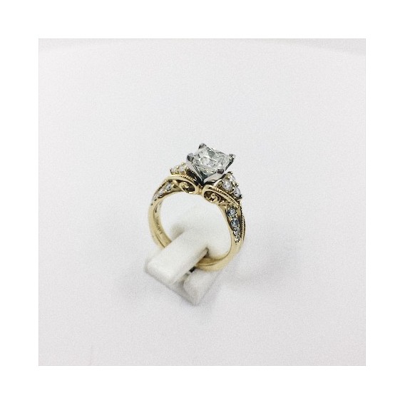 Anillo de oro y diamantes