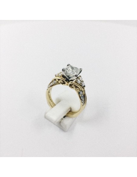 Anillo de oro y diamantes