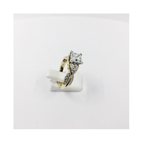 Anillo de oro y diamantes