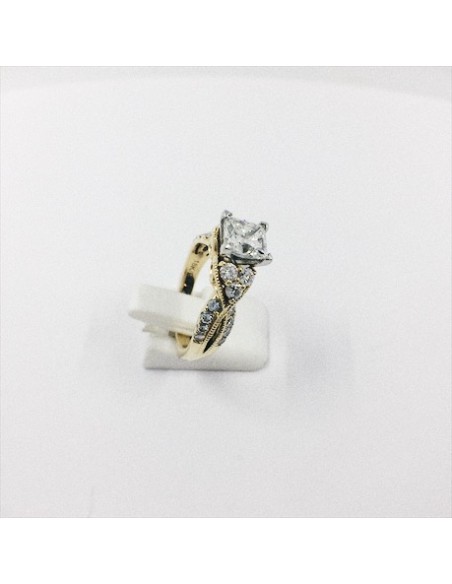 Anillo de oro y diamantes