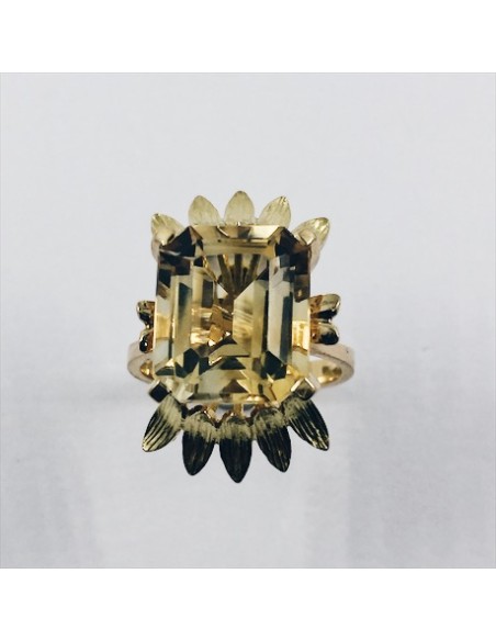 Anillo de oro con topacio central