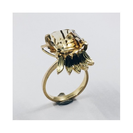 Anillo de oro con topacio central