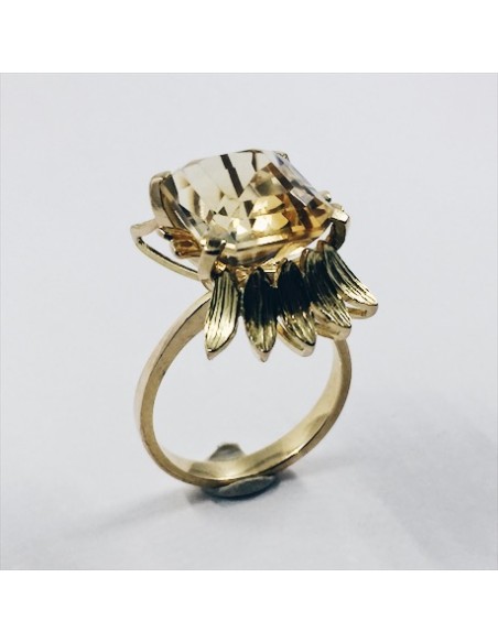 Anillo de oro con topacio central