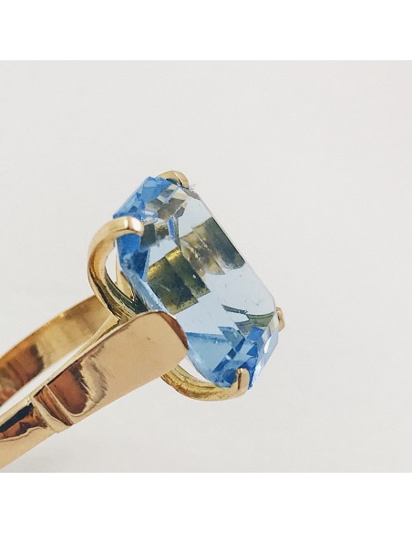 Anillo en oro con topacio azul.