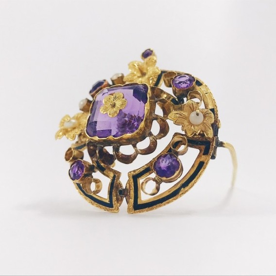 Broche de oro con perlitas y piedras de color