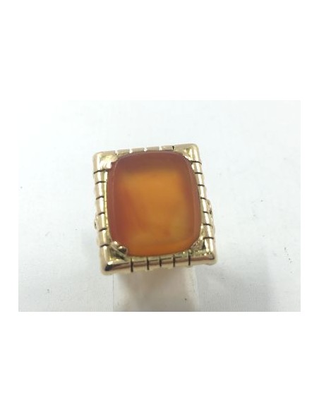 Anillo sello de oro y piedra central.