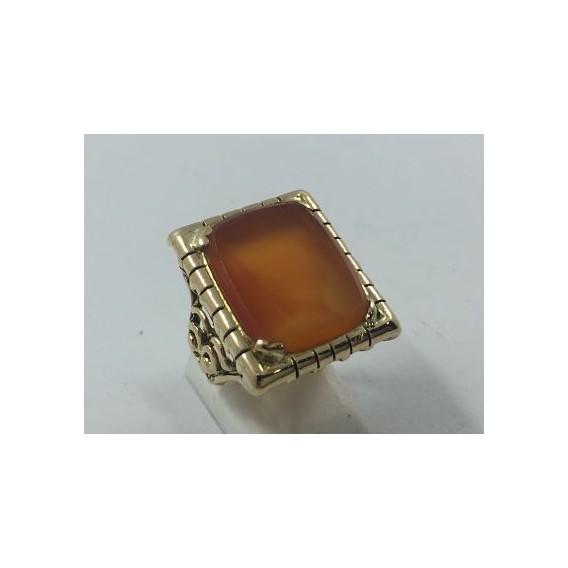 Anillo sello de oro y piedra central.