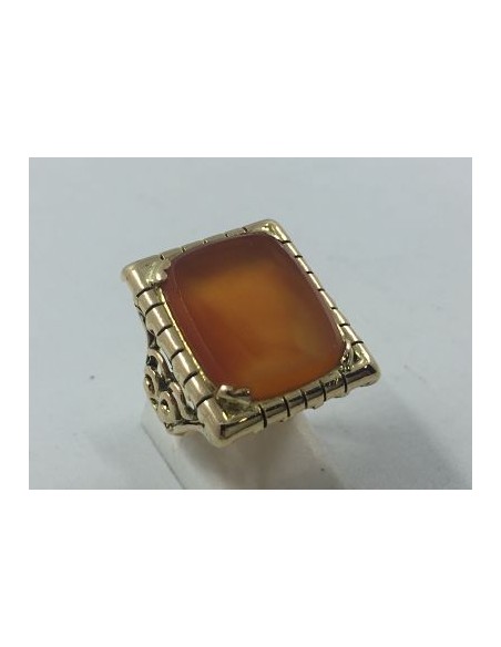 Anillo sello de oro y piedra central.