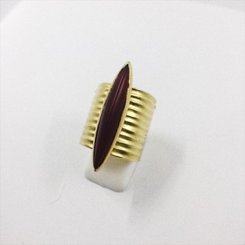 Anillo ancho de oro con piedra de color