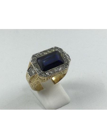 Anillo de oro con zafiro rodeado de brillantes.