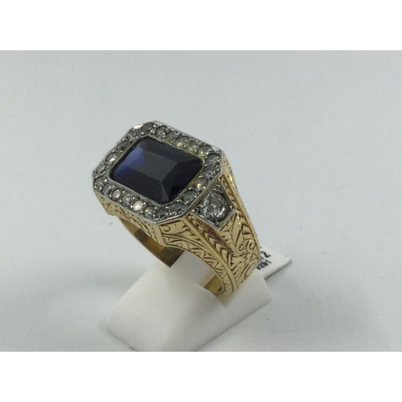 Anillo de oro con zafiro rodeado de brillantes.