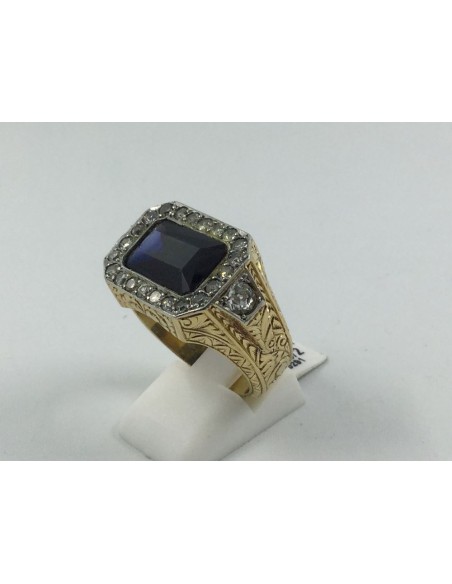 Anillo de oro con zafiro rodeado de brillantes.