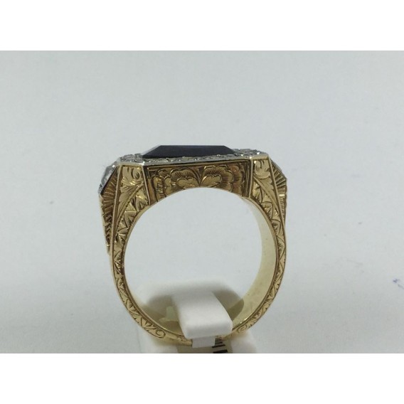 Anillo de oro con zafiro rodeado de brillantes.