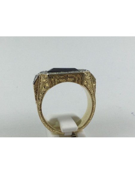 Anillo de oro con zafiro rodeado de brillantes.
