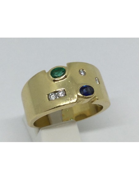 Sortija ancha de oro con brillantes, zafiro y esmeralda