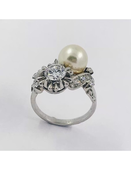Anillo en oro blanco con brillantes y perla cultivada