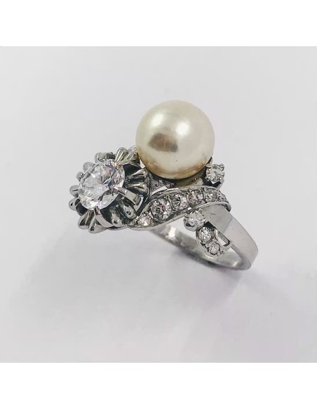Anillo en oro blanco con brillantes y perla cultivada