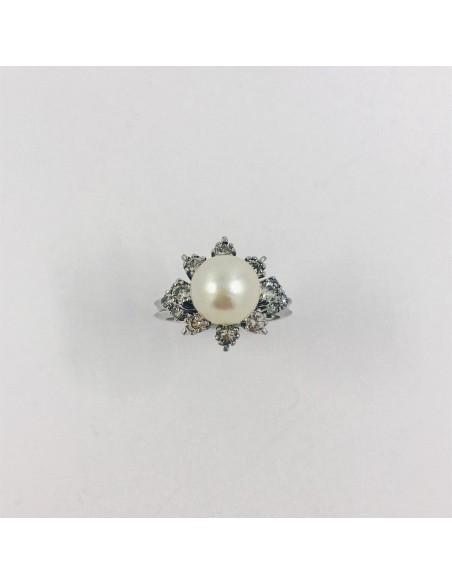 Anillo en oro blanco con brillantes y perla.