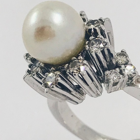 Anillo en oro blanco con brillantes y perla.