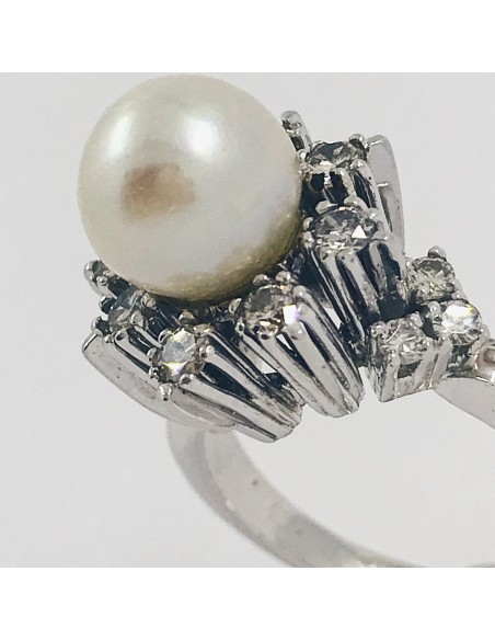Anillo en oro blanco con brillantes y perla.