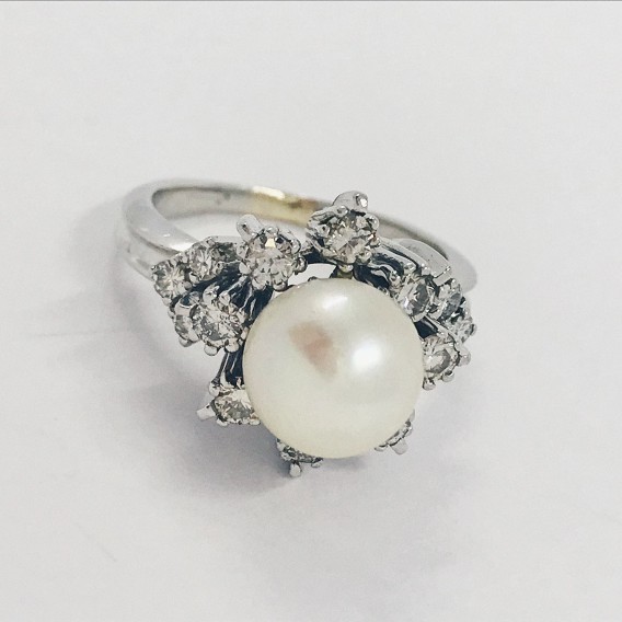 Anillo en oro blanco con brillantes y perla.